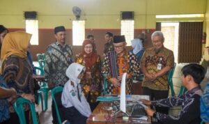 Mendikdasmen Tinjau Pelaksanaan Sistem Penerimaan Murid Baru (SPMB) di Jawa Tengah