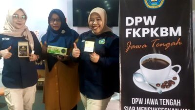 (kanan) Ketua DPW FKPKBM Jawa Tengah, Tusliha saat kegiatan Puncak Gebyar PNFI dan Peringatan Hari Aksara Internasional 2025 berlangsung di Kantor Kemendikdasmen RI, Jakarta.