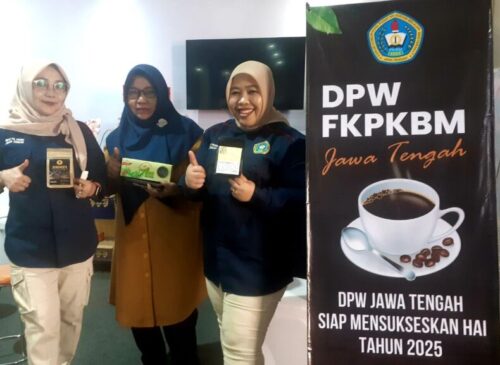 (kanan) Ketua DPW FKPKBM Jawa Tengah, Tusliha saat kegiatan Puncak Gebyar PNFI dan Peringatan Hari Aksara Internasional 2025 berlangsung di Kantor Kemendikdasmen RI, Jakarta.