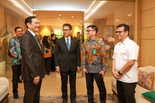 (kiri) Penasihat Khusus Presiden Bidang Digitalisasi dan Teknologi Pemerintahan sekaligus Ketua Dewan Ekonomi Nasional, Luhut Binsar Pandjaitan.