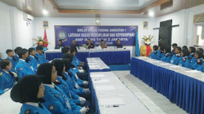 Ketua Pengurus Cabang Jakarta Yayasan Hang Tuah Kolonel (Purn) Jaka Santosa Adiwardoyo membuka secara resmi Pendidikan dan Pelatihan bagi calon Pengurus OSIS dan MPK Praja Taruna Angkatan 1. (foto: Humas)