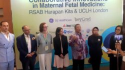 Dirjen Kesehatan Lanjutan-Kementerian Kesehatan dr Azhar Jaya bersama Dirut RSAB Harapan Kita dr Ockti Palupi Rahayuningtyas dan Ketua Panitia dr Sadina Pramuktini.