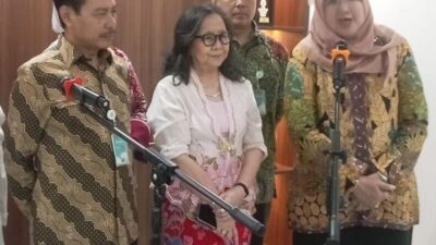 (kiri) foto bersama Dirut RSUPN Dr. Cipto Mangunkusumo (RSCM) Supriyanto Dharmoredjo pada kegiatan sarasehan bertajuk “Bincang Asik Seputar Kanker: Kolaborasi di Bulan Pedull Kanker Payudare” berlangsung di Hall RSCM Kiara.