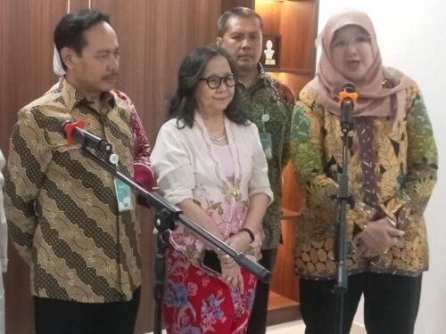 (kiri) foto bersama Dirut RSUPN Dr. Cipto Mangunkusumo (RSCM) Supriyanto Dharmoredjo pada kegiatan sarasehan bertajuk “Bincang Asik Seputar Kanker: Kolaborasi di Bulan Pedull Kanker Payudare” berlangsung di Hall RSCM Kiara.