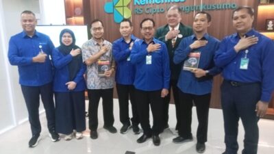 foto bersama Direktur Utama RSCM Supriyanto usai pembukaan rangkaian kegiatan peringatan Hari Stroke Dunia (World Stroke Day) 2025 dengan mengusung tema “Comprehensive Code Stroke Launching: Continuing Care from Pre-Hospital to Stroke Unit” di Gedung Kiara RSCM, Rabu (29/10).