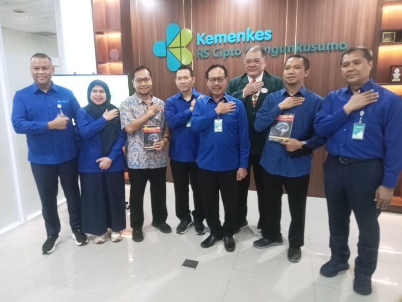 foto bersama Direktur Utama RSCM Supriyanto usai pembukaan rangkaian kegiatan peringatan Hari Stroke Dunia (World Stroke Day) 2025 dengan mengusung tema “Comprehensive Code Stroke Launching: Continuing Care from Pre-Hospital to Stroke Unit” di Gedung Kiara RSCM, Rabu (29/10).