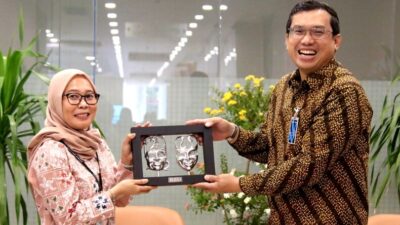Direktur Layanan Operasional RSPON dr Sardiana Salam, Sp.S. M.Kes dan Koko Prawira Butar Butar - Senior Vice President Regional CEO Wilayah 15 BNI Emerald.