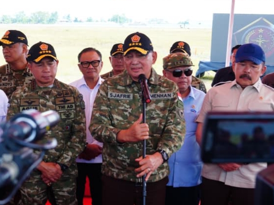Panglima TNI Jenderal TNI Agus Subiyanto mendampingi Menteri Pertahanan RI Sjafrie Sjamsoeddin bersama Jaksa Agung ST Burhanuddin beserta pejabat terkait, menyaksikan secara langsung pelaksanaan Latihan Komando Gabungan (Kogab) TNI yang terintegrasi Tahun 2025 di kawasan Bandara PT IMIP, Morowali, Sulawesi Tengah.