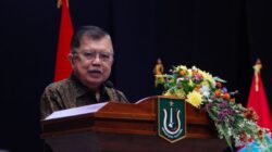 Wakil Presiden ke 10 dan 12 Republik Indonesia/ Warga Kehormatan Universitas Nasional Dr. (HC) Drs. H. Muhammad Jusuf Kalla menyampaikan sambutan dalam acara wisuda UNAS di Jakarta International Convention Center (JICC).
