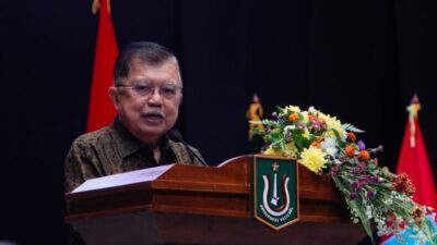 Wakil Presiden ke 10 dan 12 Republik Indonesia/ Warga Kehormatan Universitas Nasional Dr. (HC) Drs. H. Muhammad Jusuf Kalla menyampaikan sambutan dalam acara wisuda UNAS di Jakarta International Convention Center (JICC).