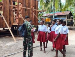 Senyum Hangat Anak-Anak Warnai Kebersamaan dengan Satgas TMMD ke-128 Kodim 1710/Mimika